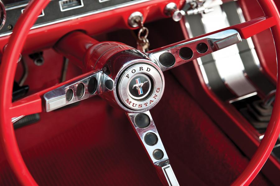 Детали интерьера Ford Mustang Convertible 1965 года  (фото 16 из 76)